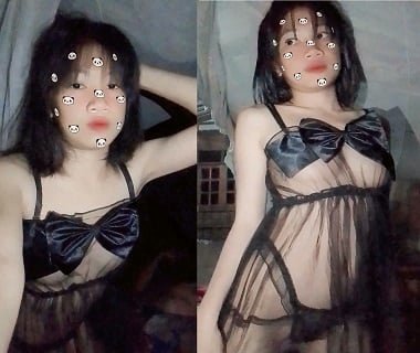 Красивая горячая девушка очарована мастурбацией селфи