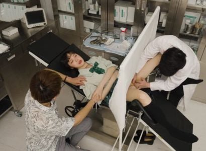 Холодная весна с красивыми девушками наслаждается этим